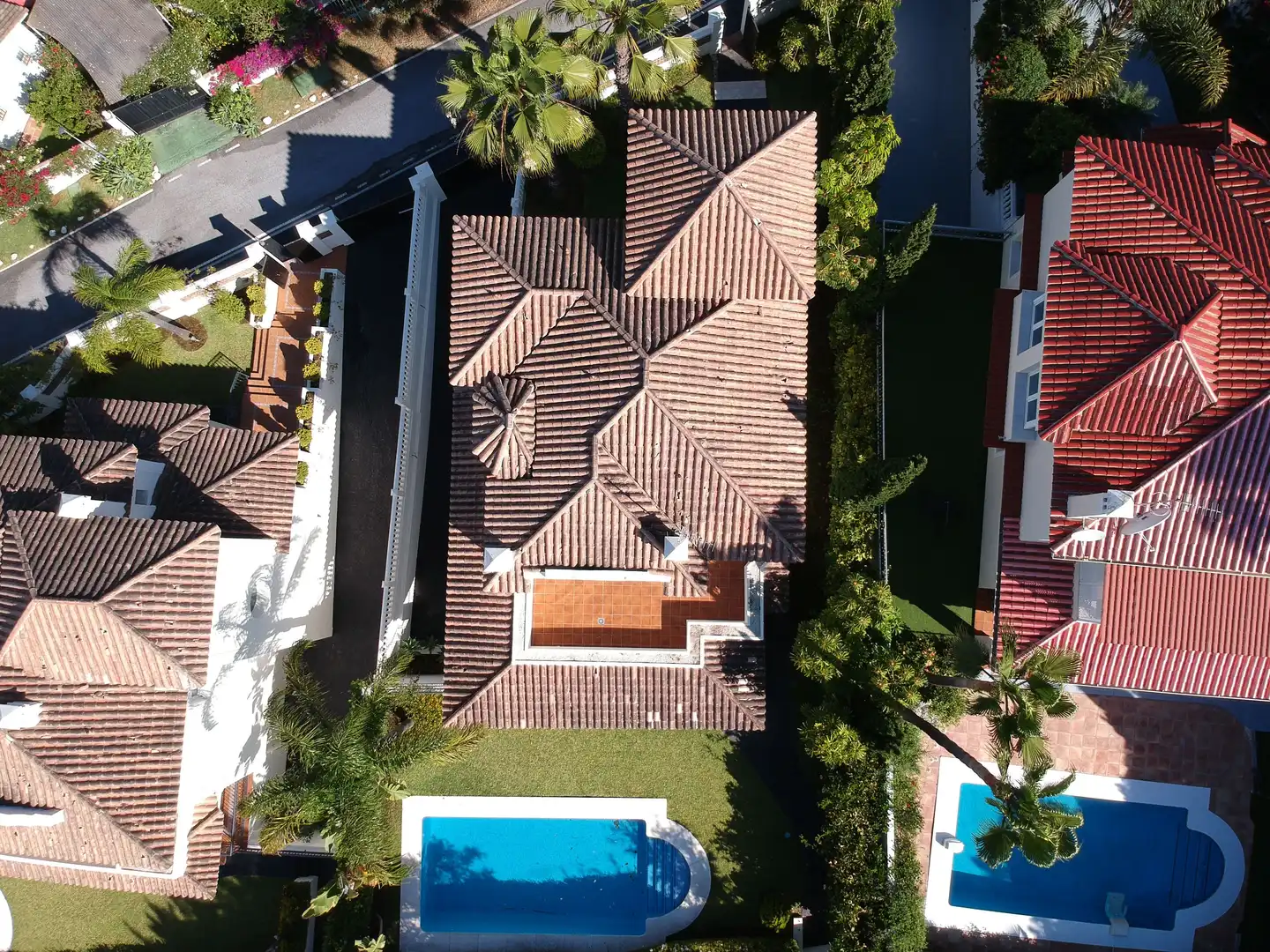 Vista exterior de Casa o xalet en venda en Marbella amb Aire condicionat, Calefacció i Jardí privat