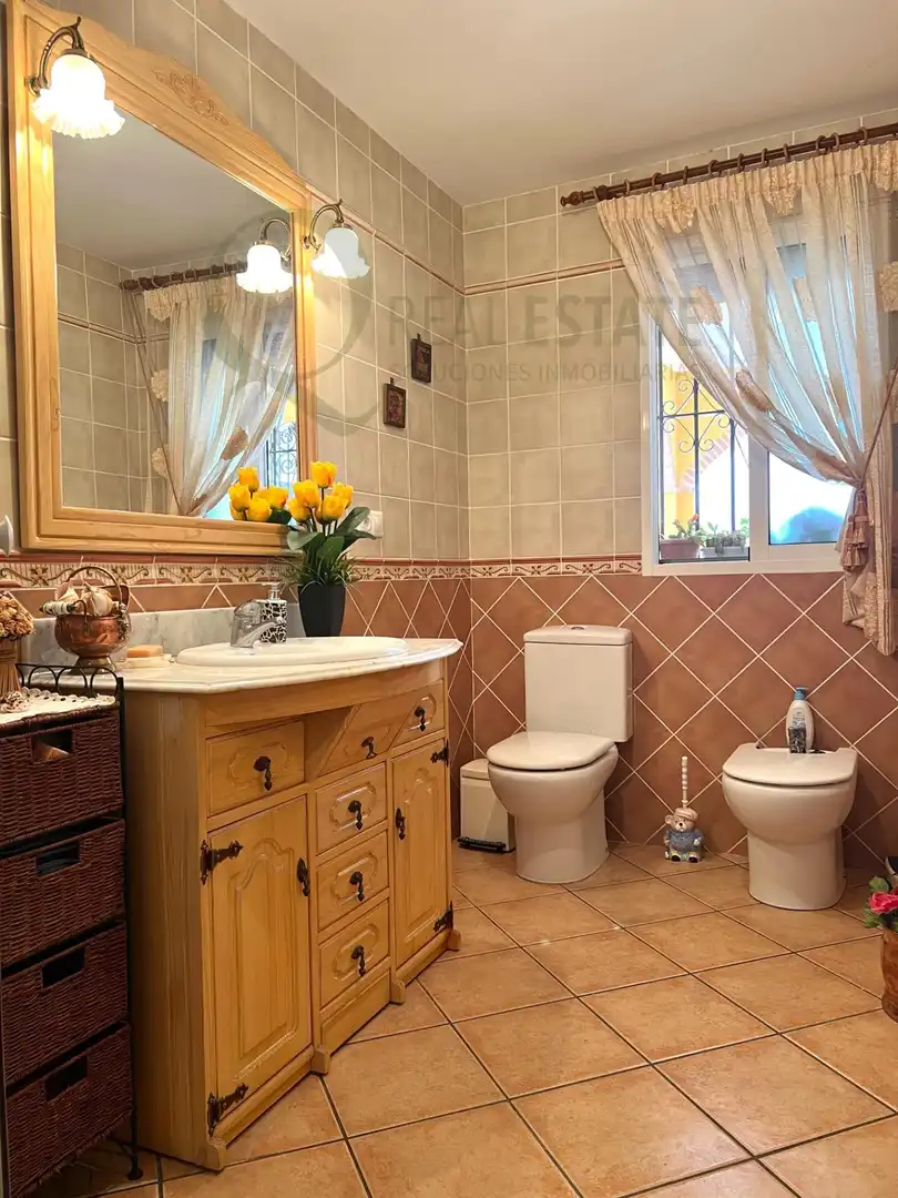Bany de Casa o xalet en venda en Alicante / Alacant amb Jardí privat, Terrassa i Traster