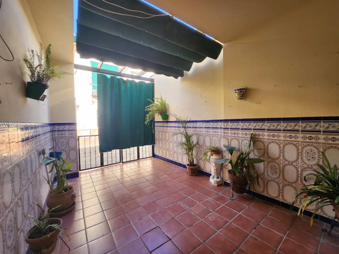 Terrasse von Einfamilien-Reihenhaus zum Verkauf in Alcalá de Guadaira mit Klimaanlage, Terrasse und Abstellraum