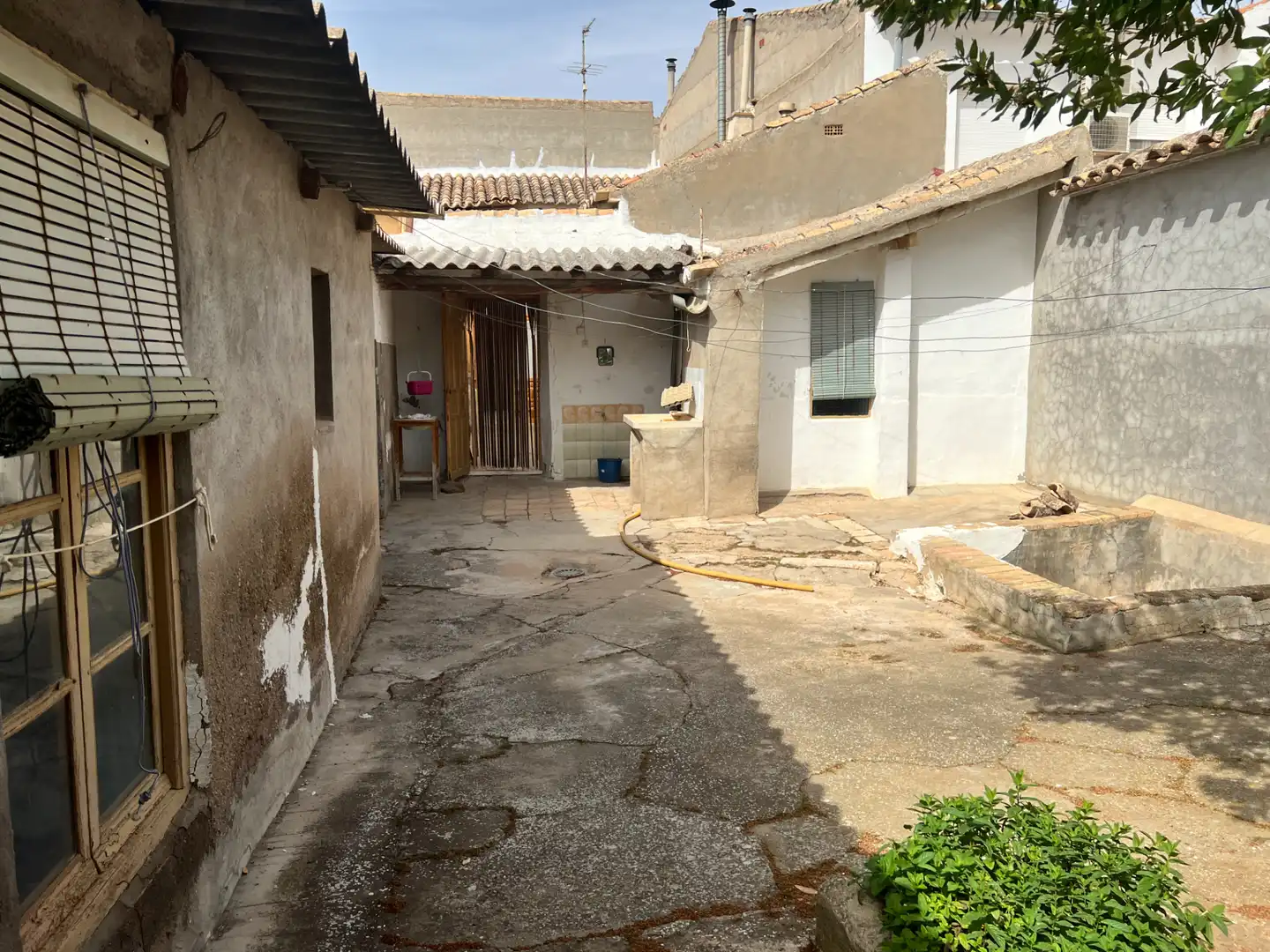 Vista exterior de Casa o xalet en venda en Villafranca de los Caballeros amb Moblat