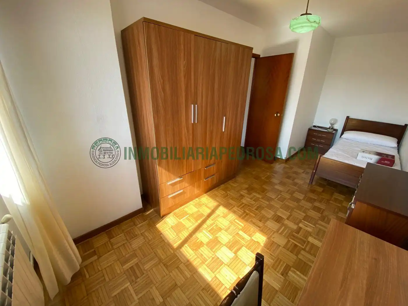 Schlafzimmer von Wohnung zur Miete in Pontevedra Capital  mit Heizung, Parkett und Möbliert