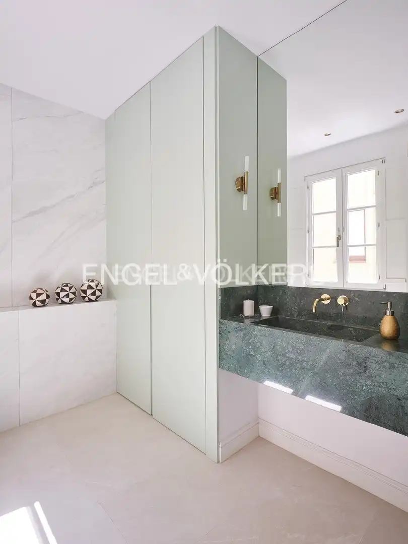 Bathroom of Attic for sale in Barcelona  with Air Conditioner, Heating and Parquet flooring