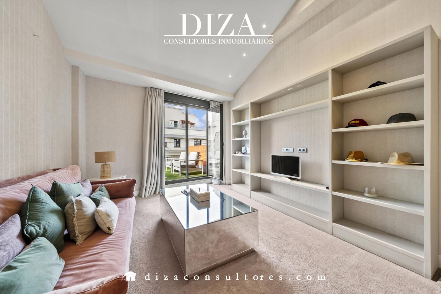 Sala d'estar de Dúplex en venda en  Madrid Capital amb Aire condicionat, Terrassa i Moblat