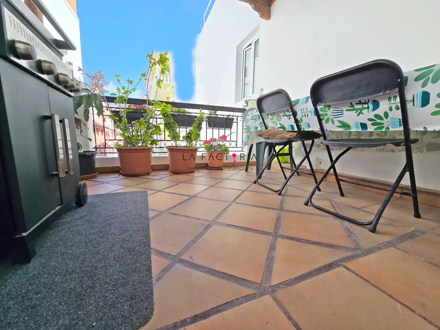 Terrasse von Einfamilien-Reihenhaus zum Verkauf in Guía de Isora mit Terrasse, Möbliert und Ofen
