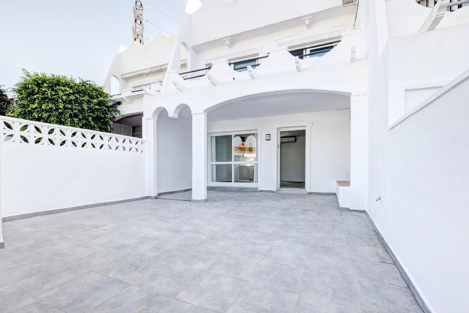 Vista exterior de Casa adosada en venta en Marbella con Terraza, Piscina y Amueblado