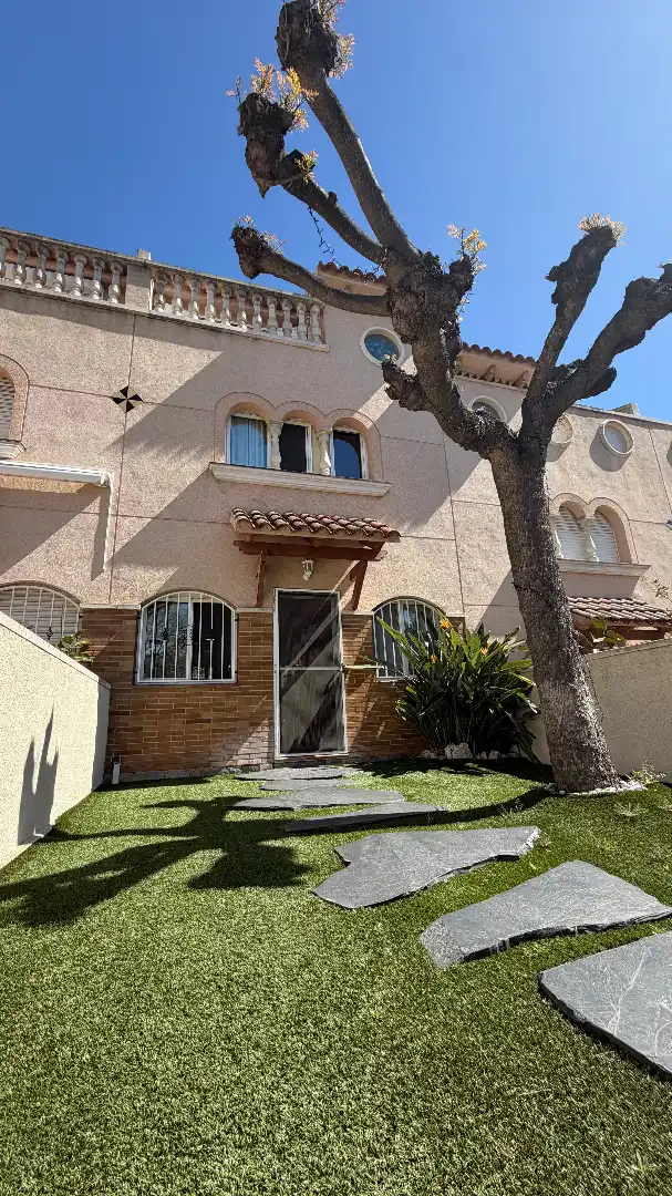 Vista exterior de Casa adosada en venta en El Vendrell con Calefacción, Jardín privado y Terraza