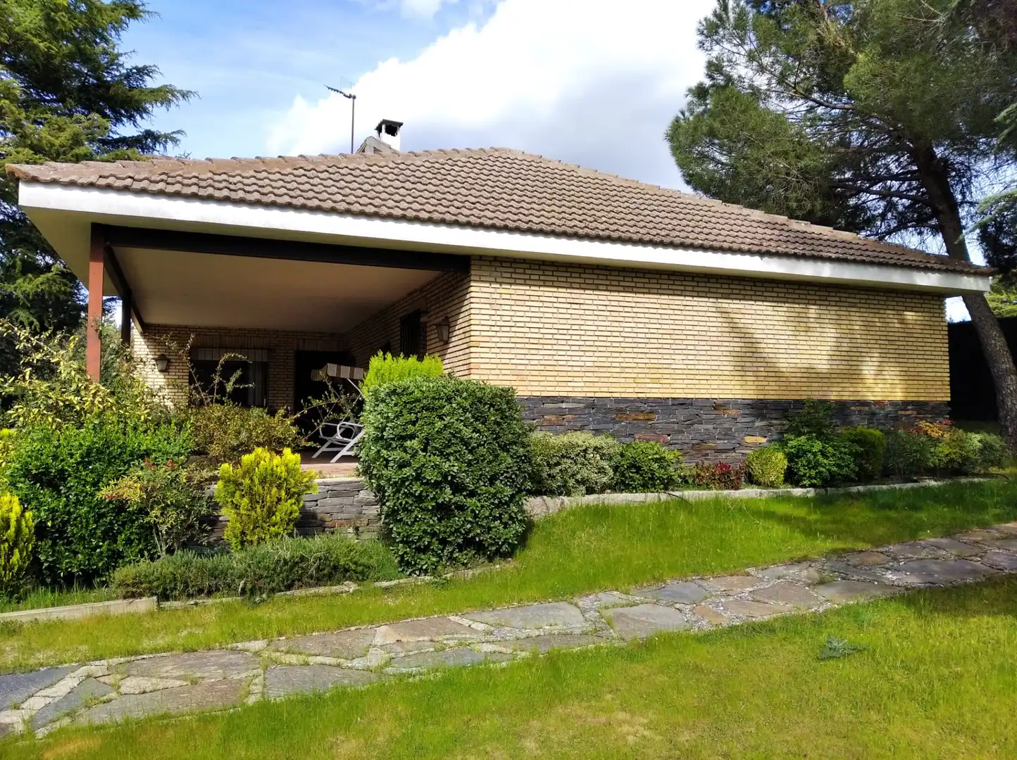 Exterior view of Houses for sale in Hoyo de Manzanares  with Heating, Private garden and Terrace