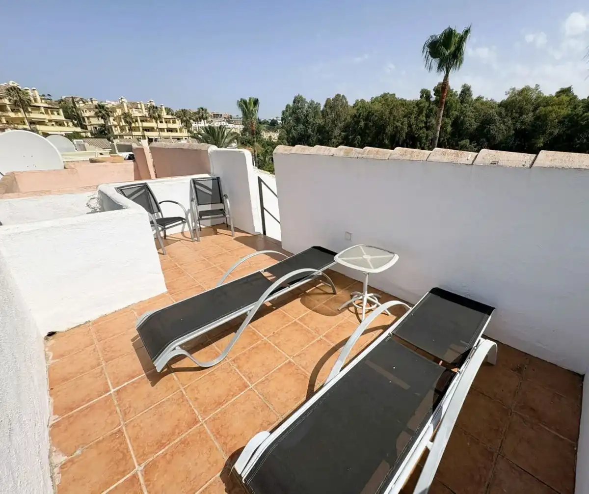 Terrasse von Einfamilien-Reihenhaus zum Verkauf in Casares mit Privatgarten, Terrasse und Gemeinschaftspool