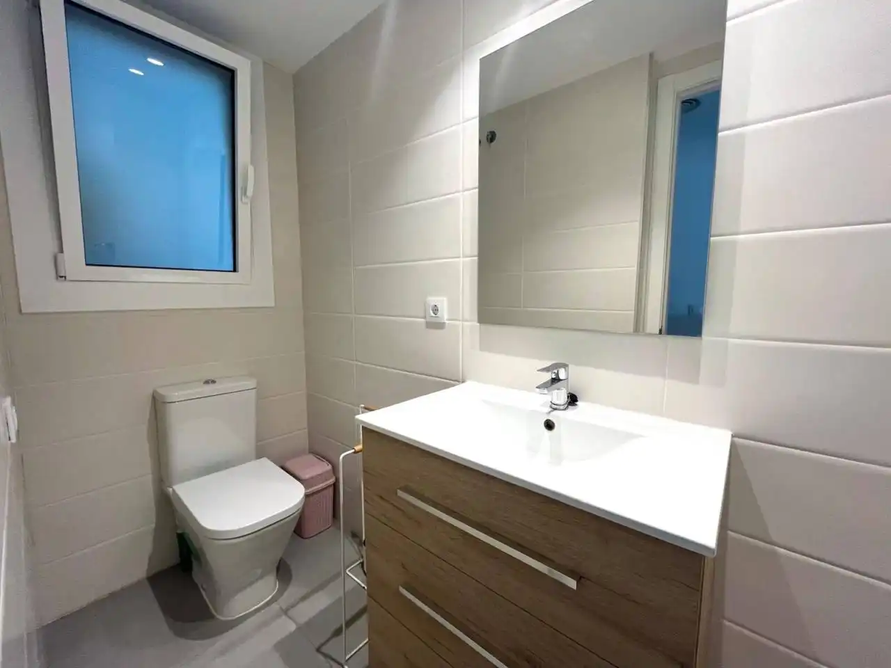 Bathroom of Flat for sale in Girona  with Air Conditioner, Heating and Terrace