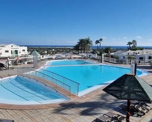 Piscina de Apartament de lloguer en San Bartolomé de Tirajana amb Aire condicionat, Terrassa i Moblat