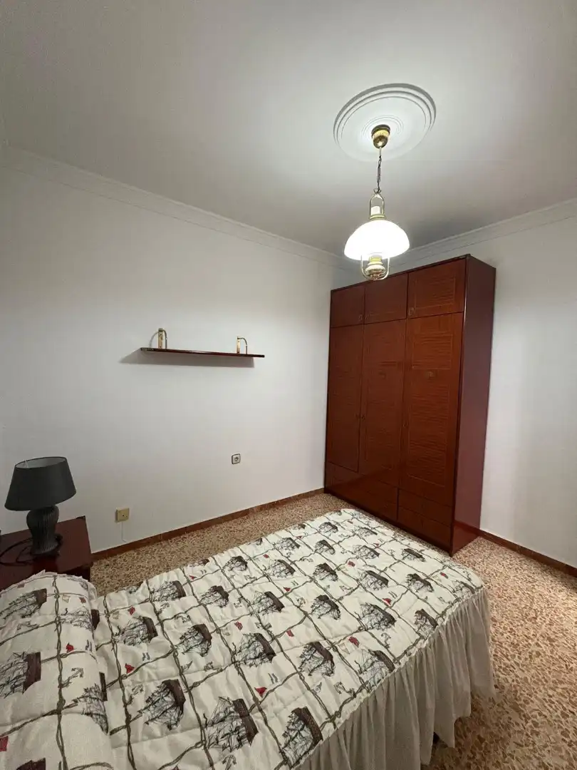 Dormitori de Casa adosada de lloguer en Carmona amb Aire condicionat, Terrassa i Moblat