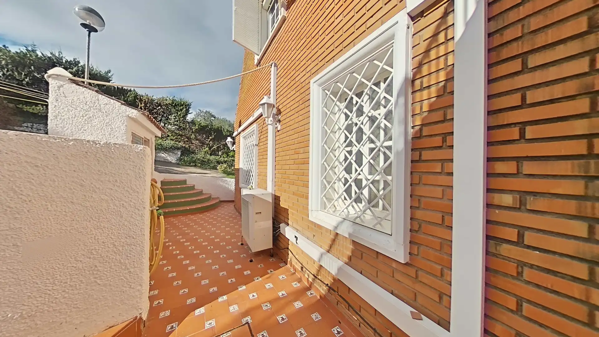 Vista exterior de Casa o xalet en venda en Alhaurín de la Torre amb Aire condicionat, Calefacció i Jardí privat