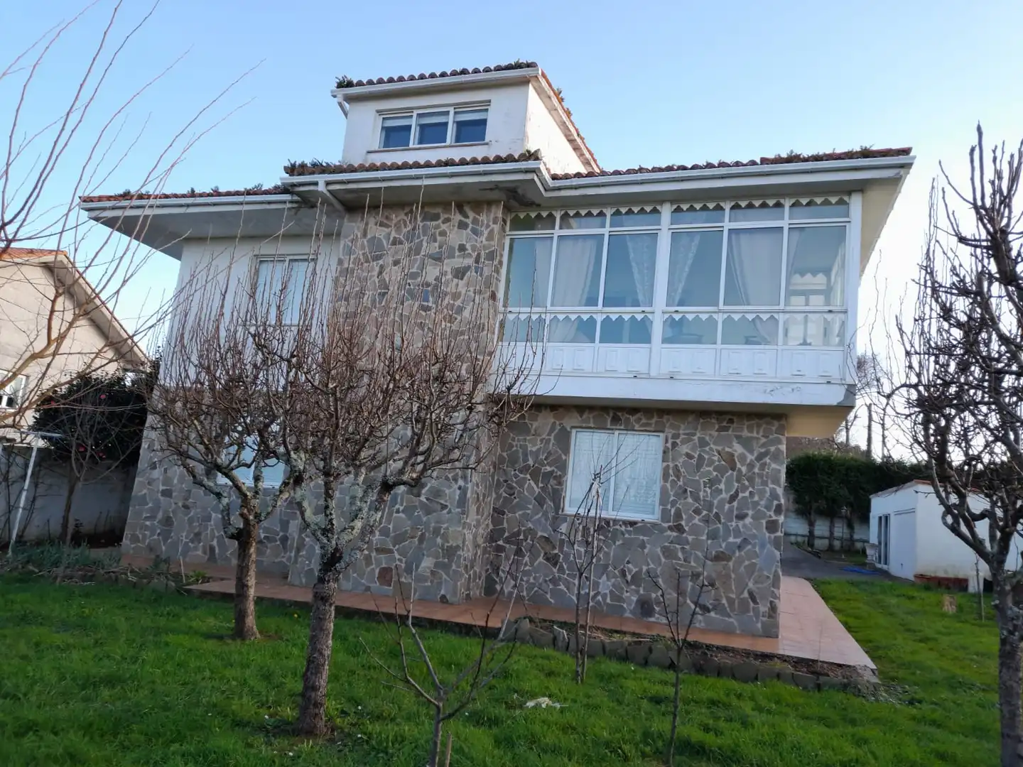 Vista exterior de Casa o xalet en venda en Mugardos amb Calefacció, Jardí privat i Terrassa