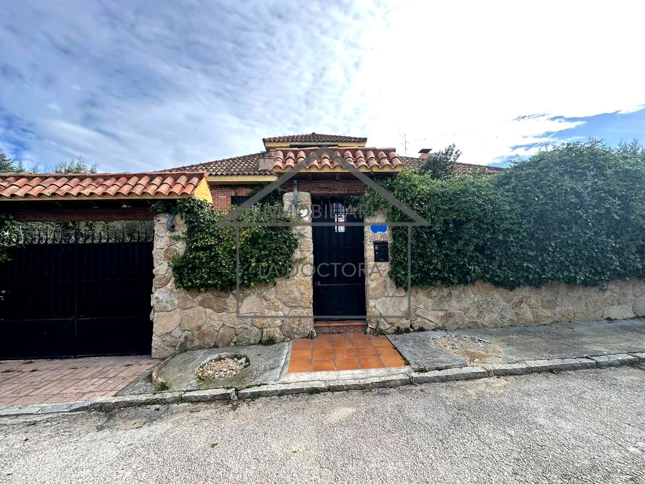 Vista exterior de Casa o xalet en venda en Navalcarnero amb Calefacció, Jardí privat i Piscina