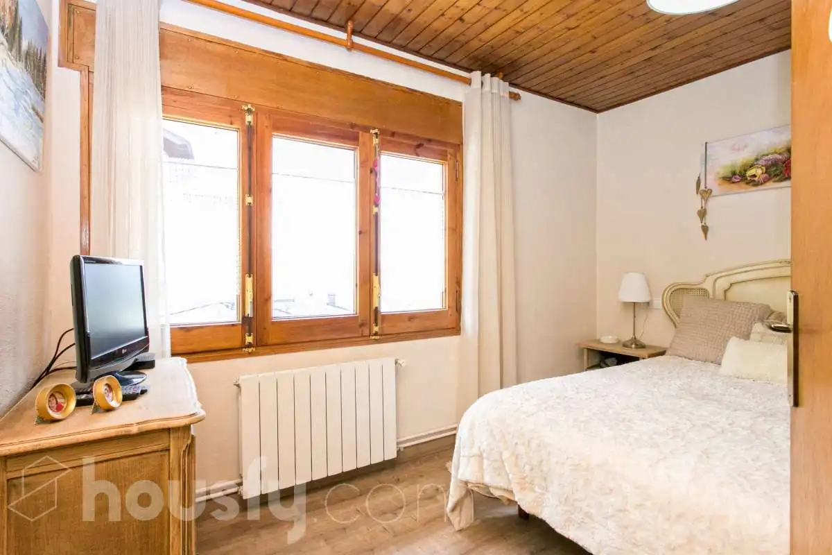 Bedroom of Flat for sale in Alp  with Air Conditioner, Heating and Terrace