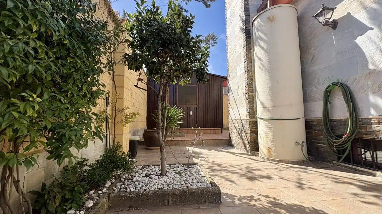Vista exterior de Casa o xalet en venda en Valdepeñas amb Aire condicionat, Calefacció i Traster