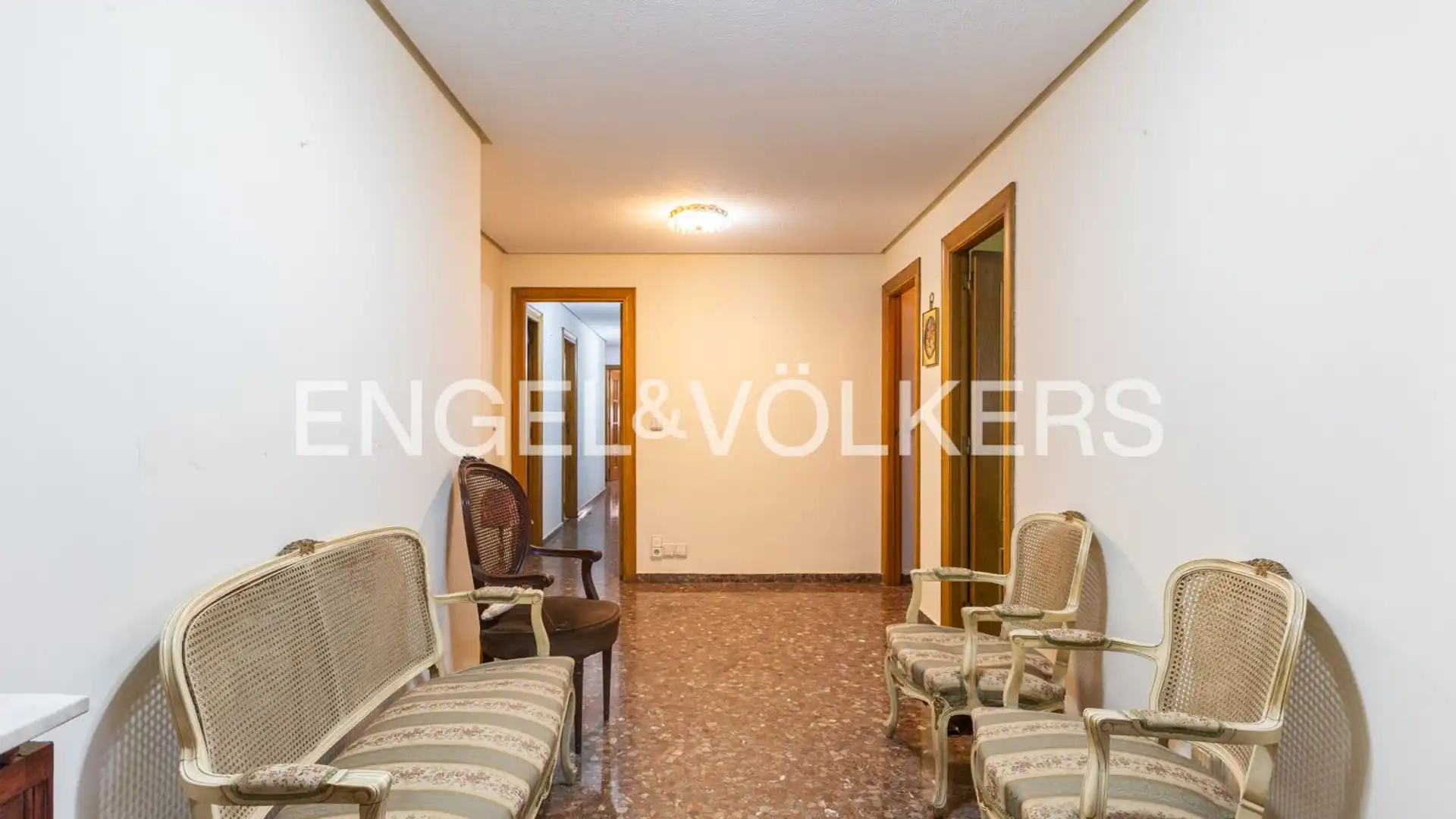 Flat for sale in  Valencia Capital  with Air Conditioner, Heating and Storage room