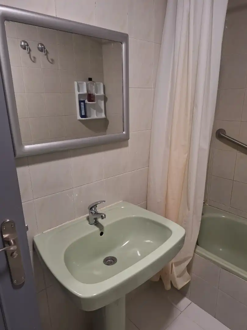 Baño de Piso de alquiler en Culleredo con Amueblado, Horno y Balcón