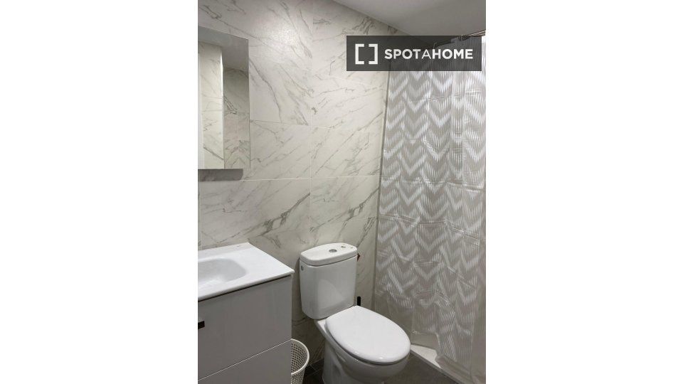 Bathroom of Flat to rent in  Madrid Capital  with Air Conditioner, Heating and Furnished