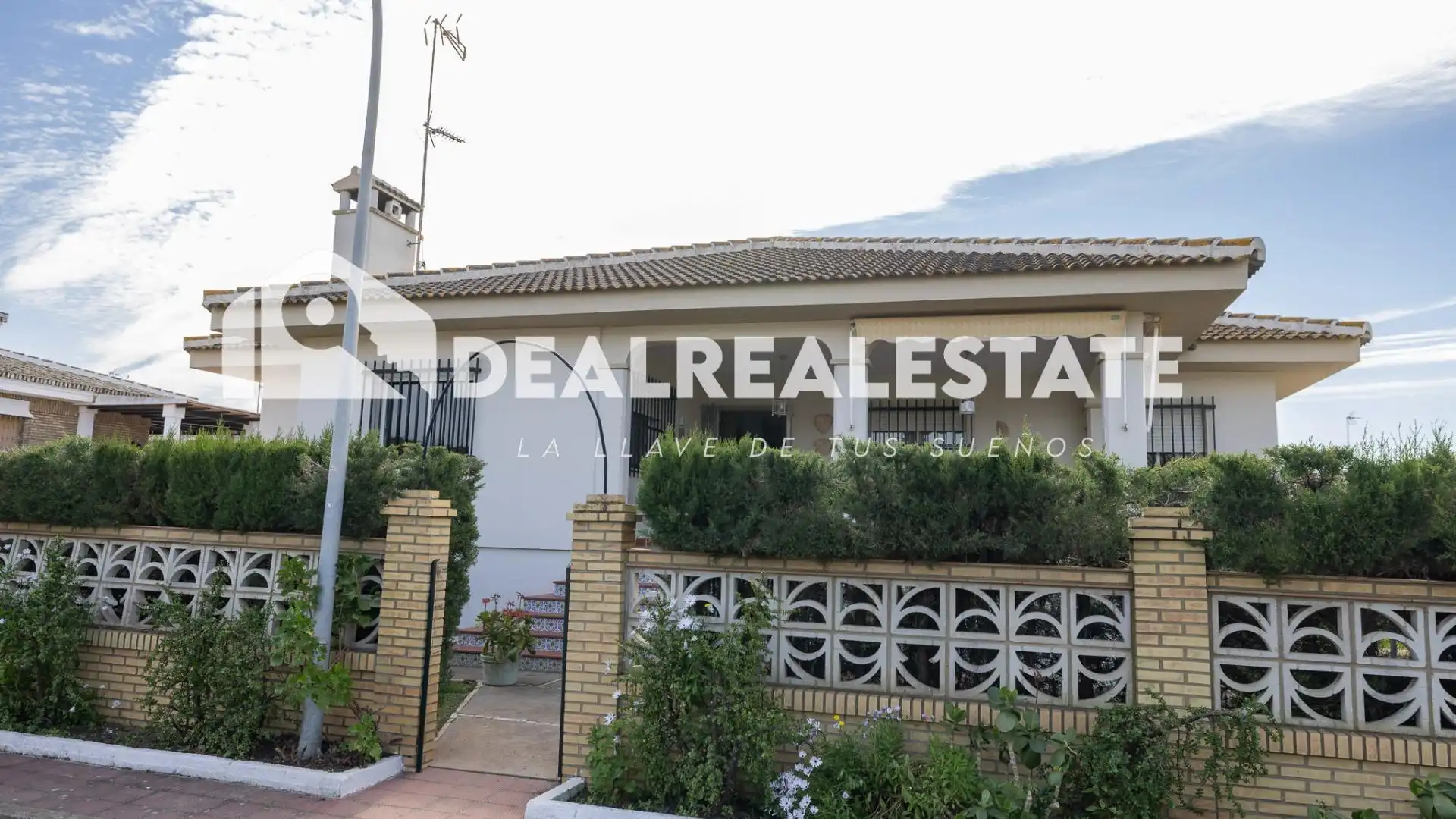 Vista exterior de Casa o xalet en venda en Almonte amb Jardí privat, Terrassa i Moblat