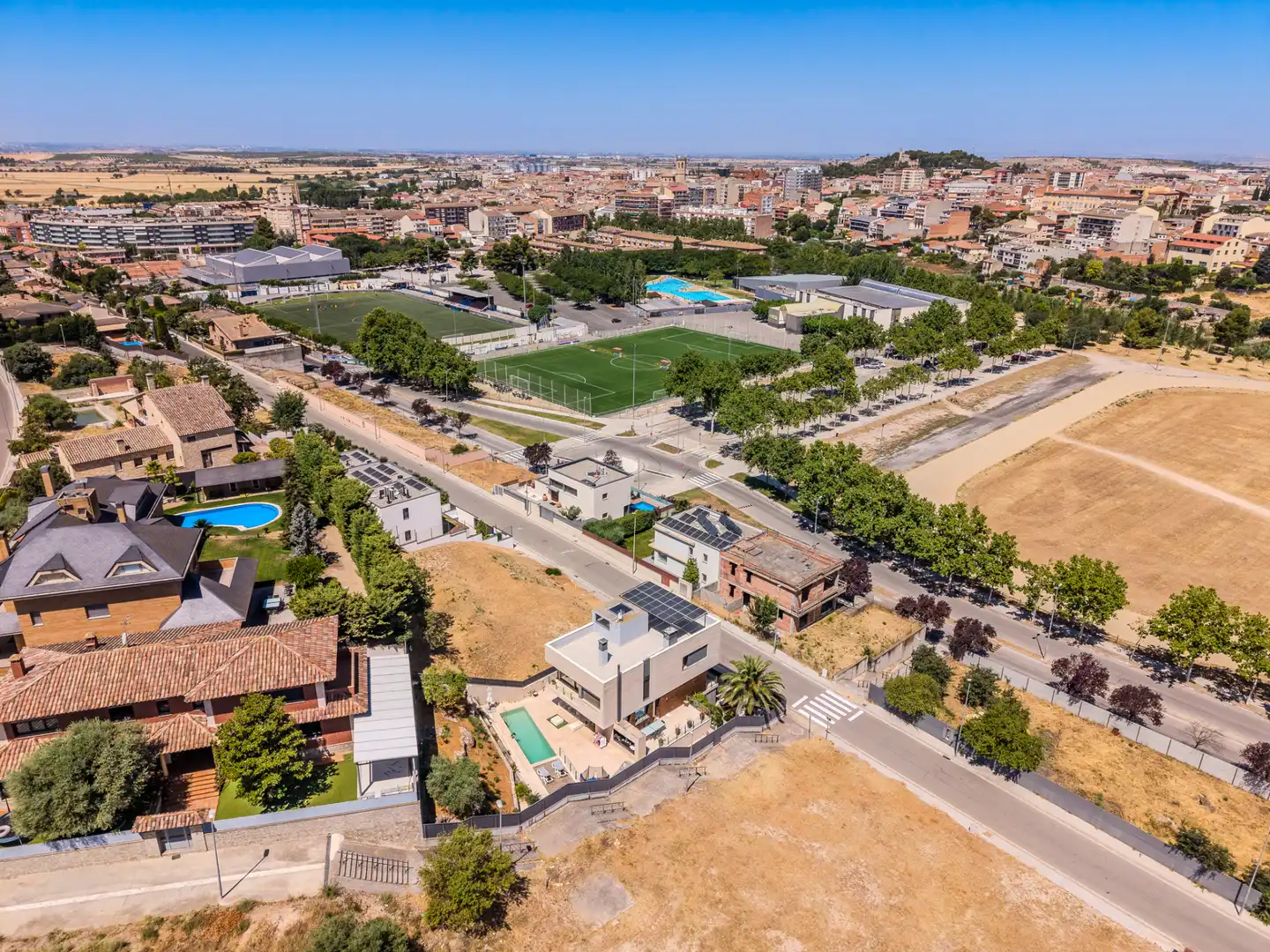 Vista exterior de Casa o xalet en venda en Tàrrega amb Aire condicionat, Jardí privat i Terrassa