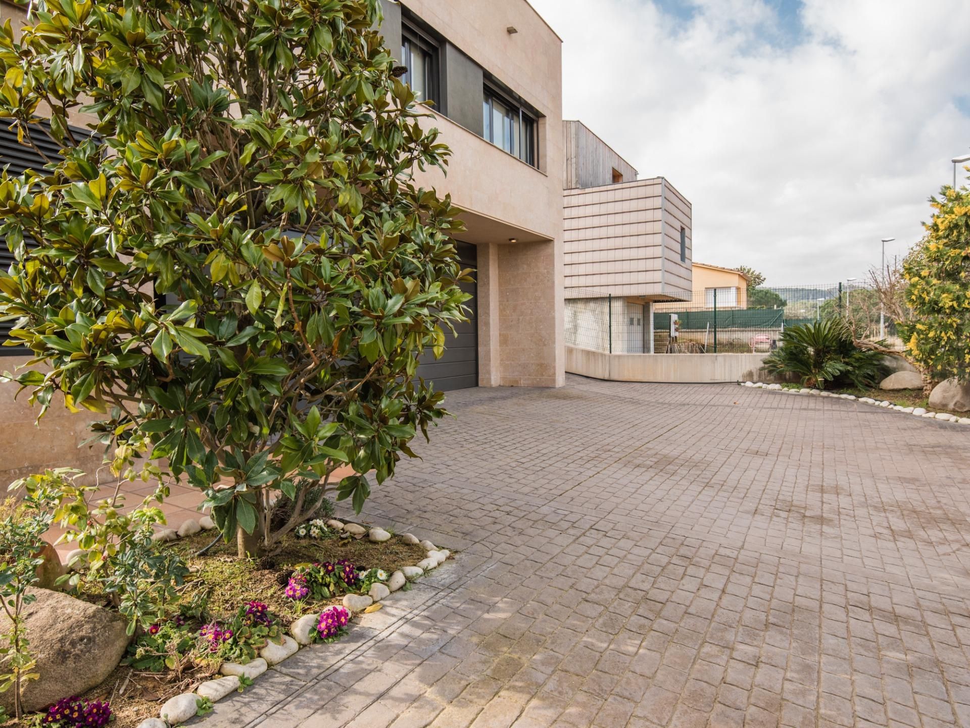 Vista exterior de Casa o xalet en venda en Montornès del Vallès amb Aire condicionat, Calefacció i Piscina