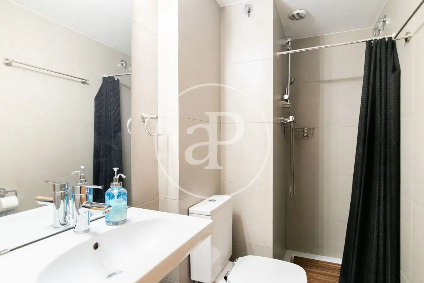 Badezimmer von Wohnung zum Verkauf in Barcelona mit Klimaanlage, Heizung und Privatgarten