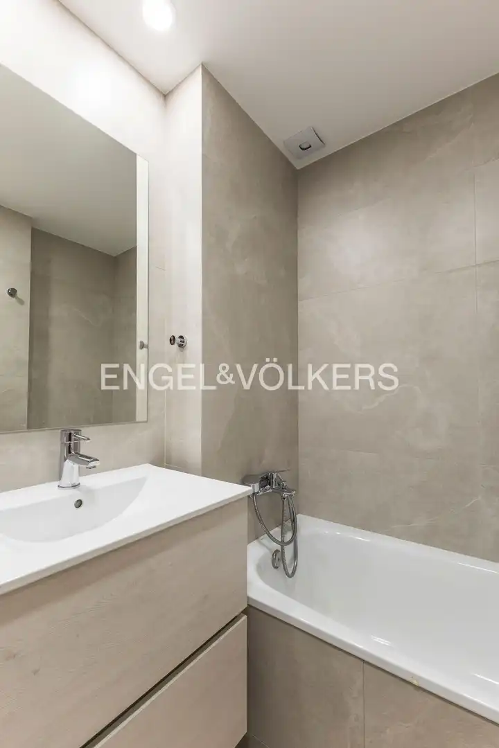 Badezimmer von Wohnung zur Miete in Madrid mit Klimaanlage, Heizung und Schwimmbad