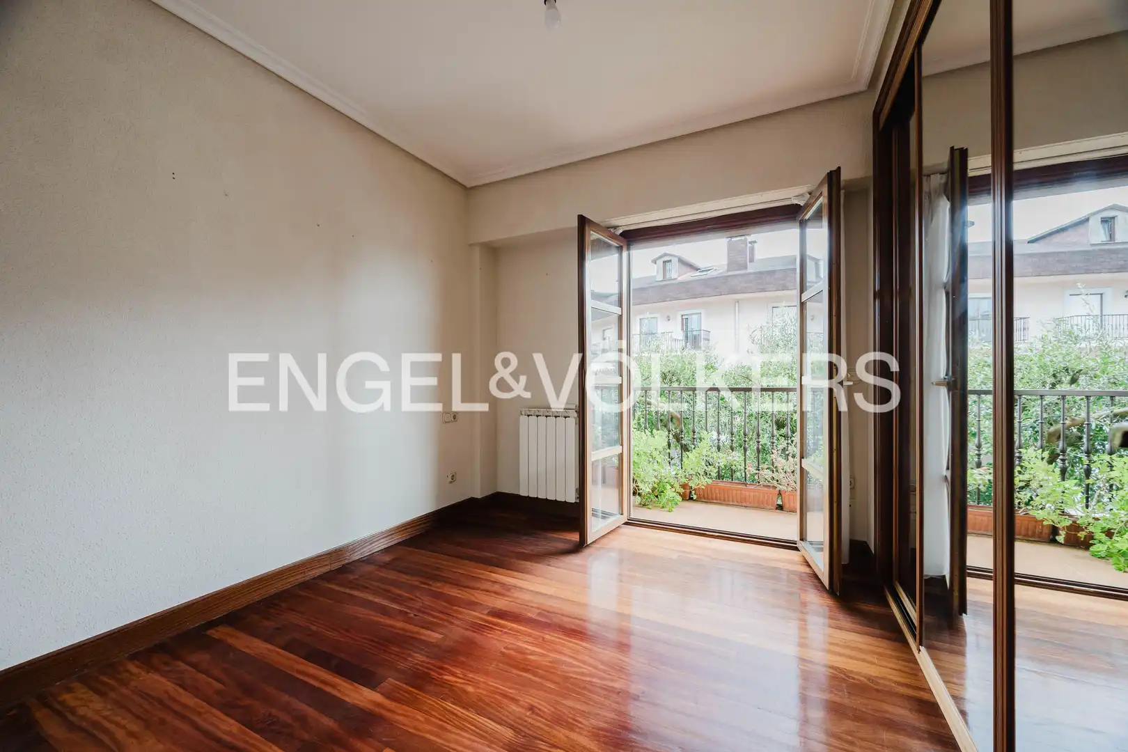 Sala d'estar de Casa adosada en venda en Donostia - San Sebastián  amb Calefacció, Jardí privat i Balcó