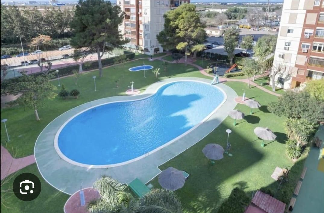 Piscina de Apartament de lloguer en La Pobla de Farnals amb Jardí privat