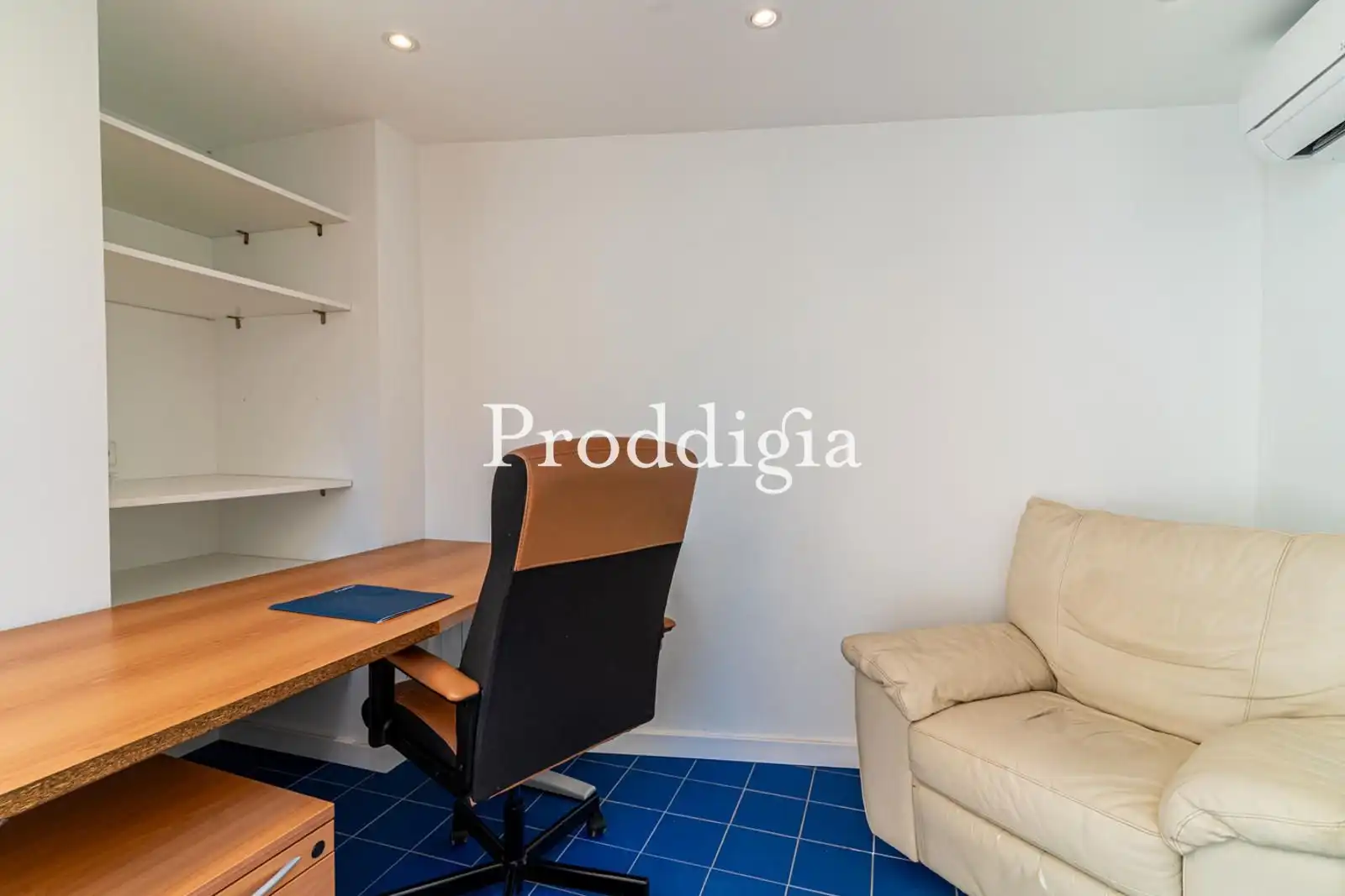 Flat for rent in Barcelona  with Air Conditioner, Terrace and Storage room