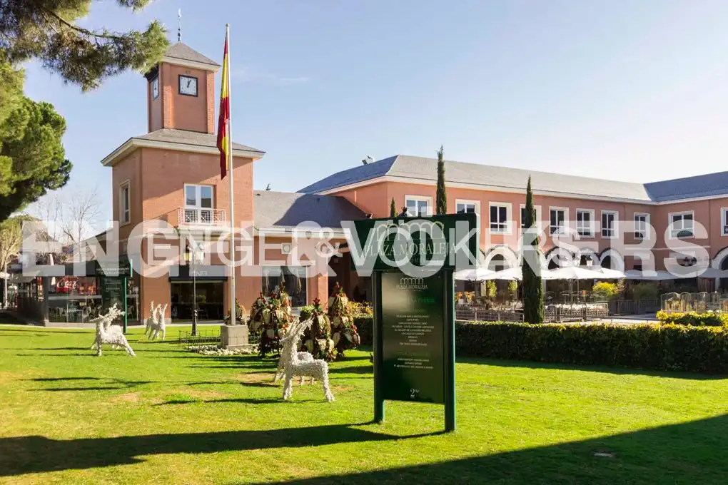Vista exterior de Casa adosada de lloguer en La Moraleja amb Aire condicionat, Calefacció i Jardí privat