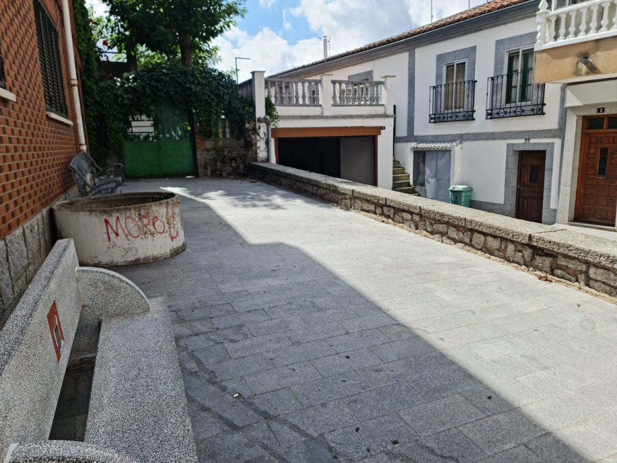 Exterior view of House or chalet for sale in Navalperal de Pinares  with Heating, Terrace and Storage room