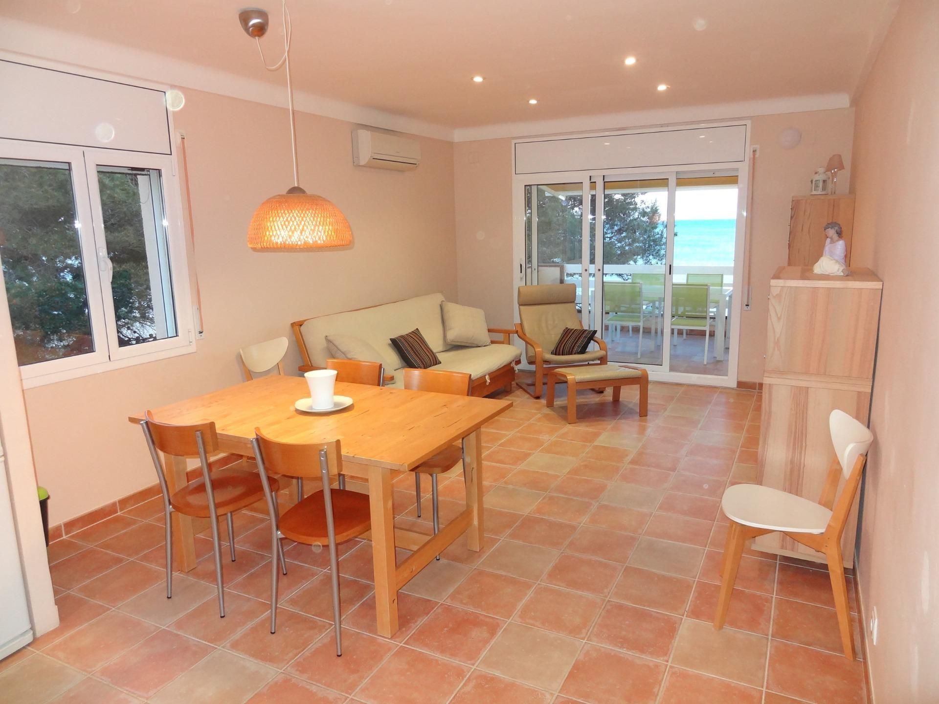 Sala d'estar de Apartament en venda en Mont-roig del Camp amb Aire condicionat, Jardí privat i Terrassa
