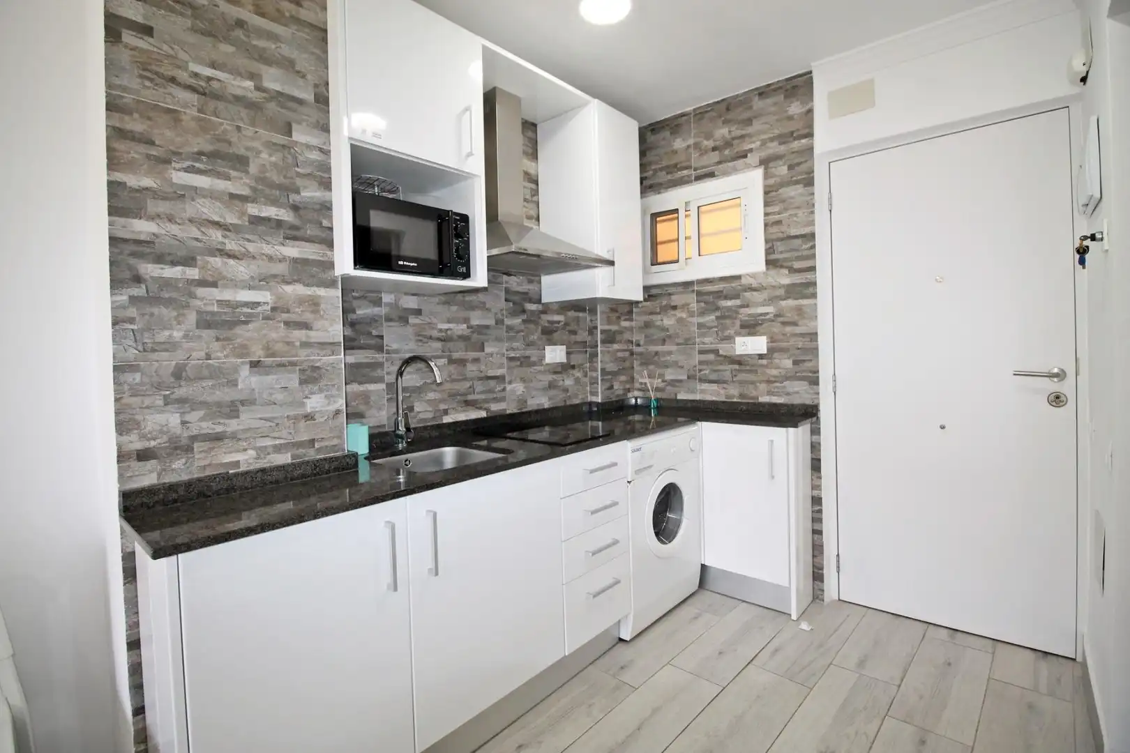 Küche von Wohnung zum Verkauf in Benalmádena mit Klimaanlage, Privatgarten und Möbliert