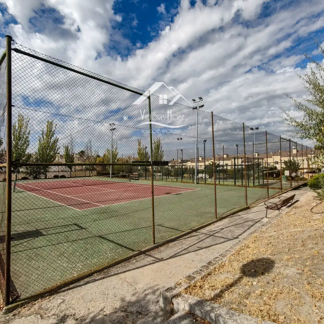 Vista exterior de Casa adosada en venta en Rivas-Vaciamadrid con Aire acondicionado, Calefacción y Jardín privado