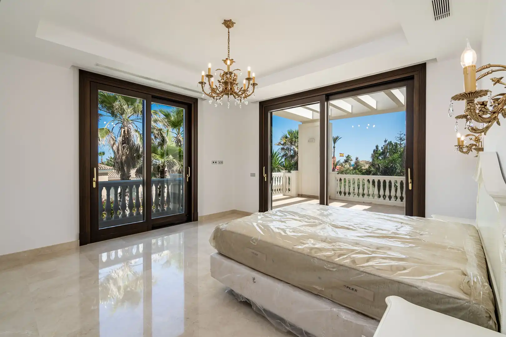 Dormitori de Casa o xalet en venda en Estepona amb Aire condicionat, Jardí privat i Terrassa