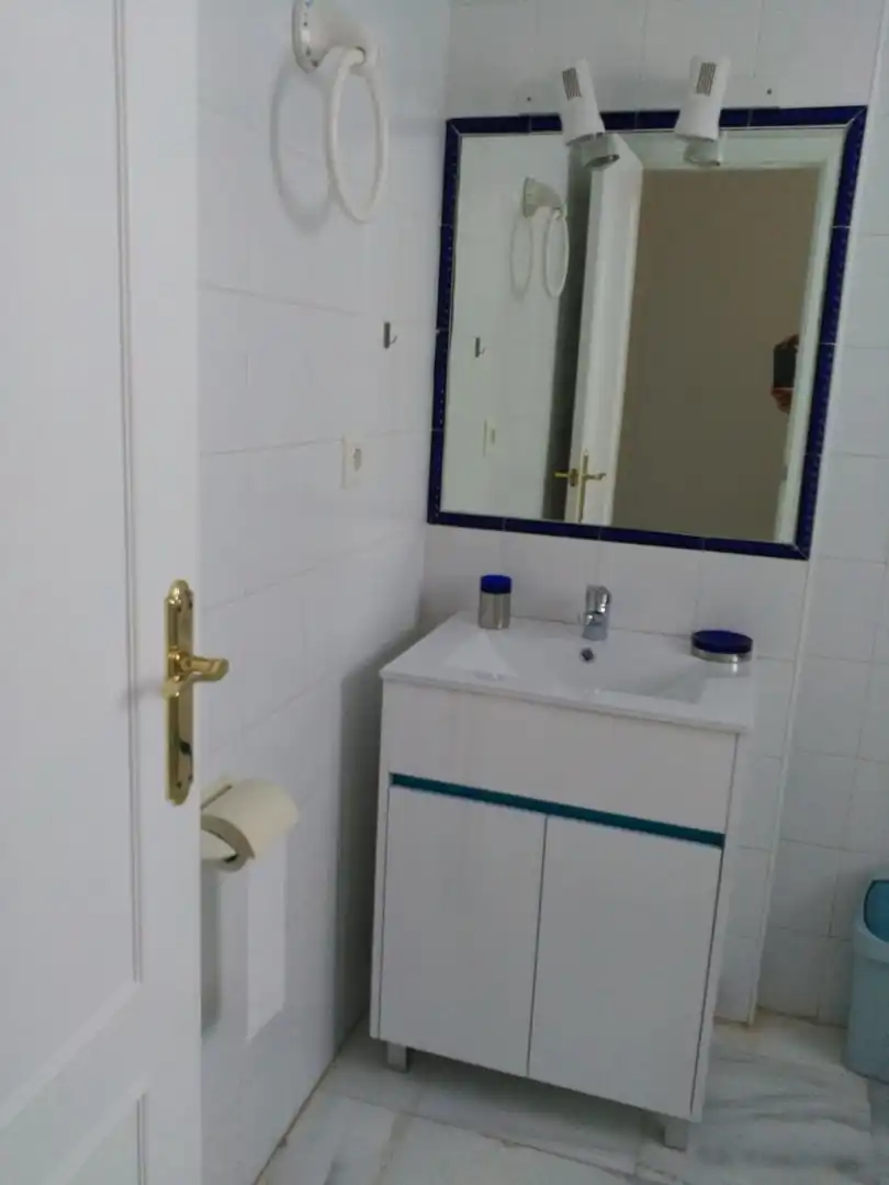 Baño de Apartamento de alquiler en Conil de la Frontera con Aire acondicionado, Terraza y Amueblado