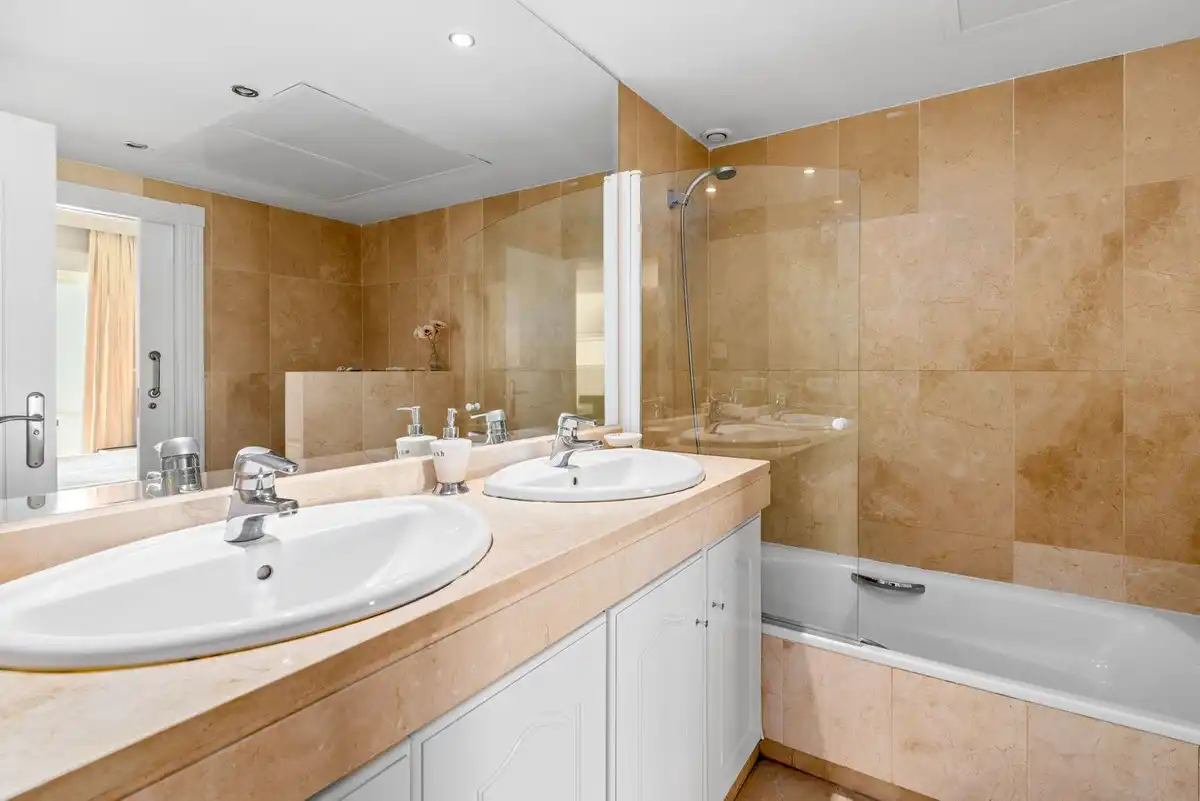 Bathroom of Apartments for sale in Estepona Pueblo