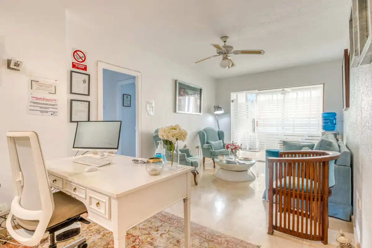 Sala de estar de Planta baja en venta en Estepona con Aire acondicionado, Terraza y Piscina comunitaria