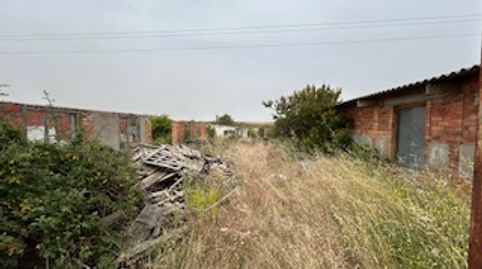 Nave, parcela con agua y luz a pie de calle