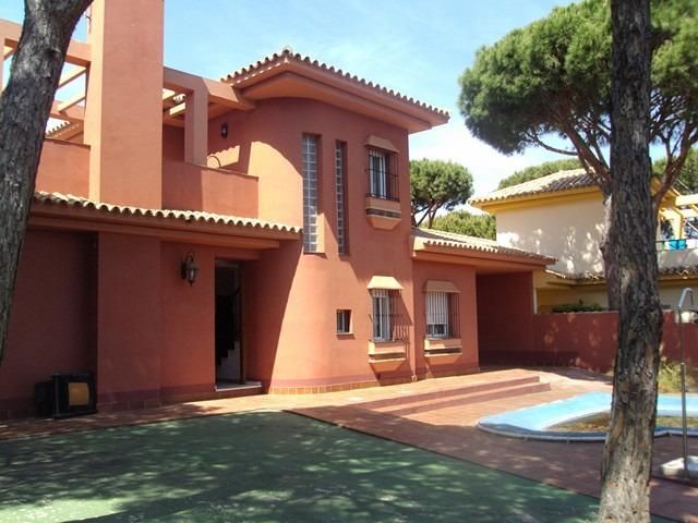 Vista exterior de Casa o xalet en venda en Chiclana de la Frontera amb Aire condicionat, Terrassa i Piscina