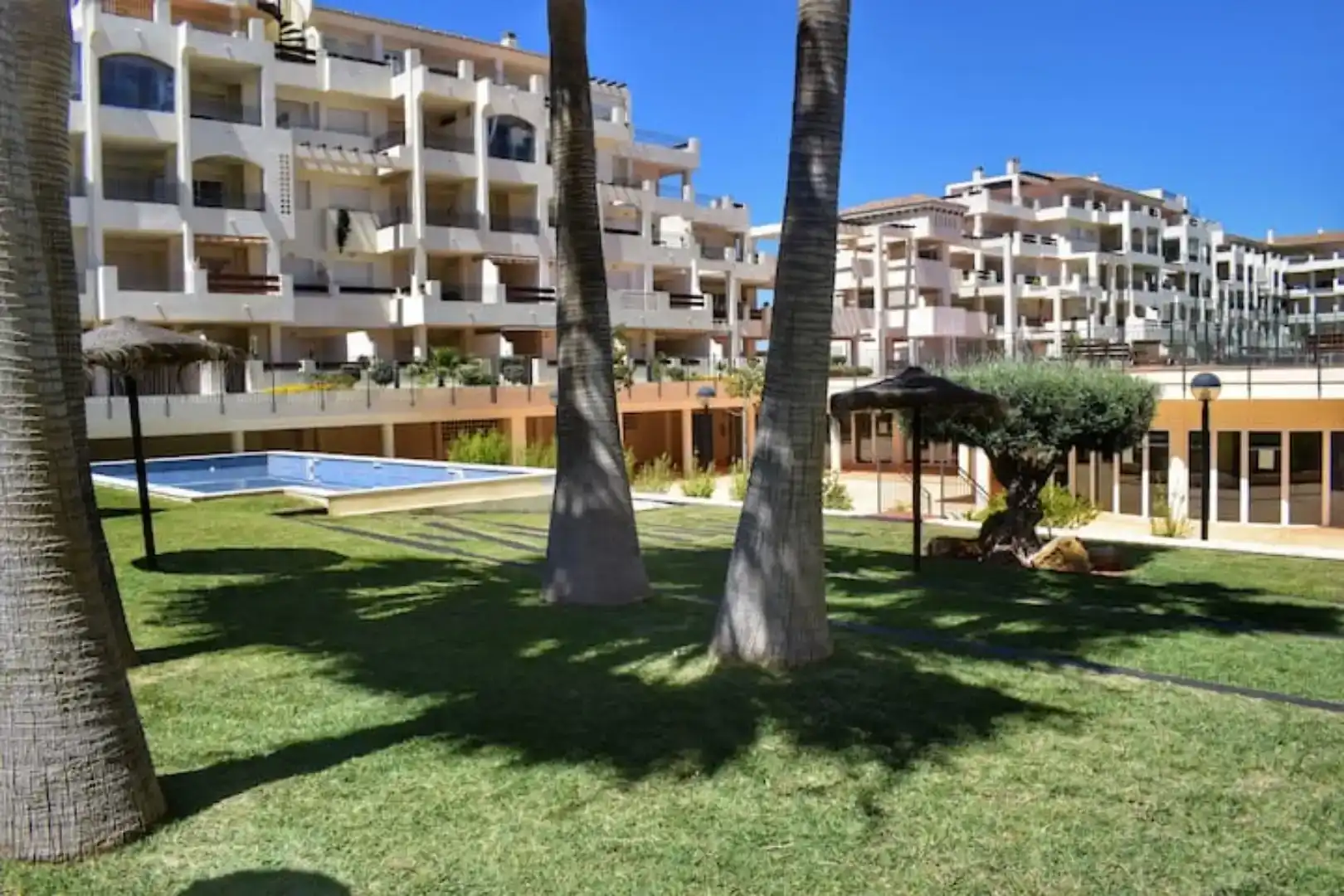 Außenansicht von Wohnungen zur Miete in Roquetas de Mar mit Klimaanlage, Schwimmbad und Balkon
