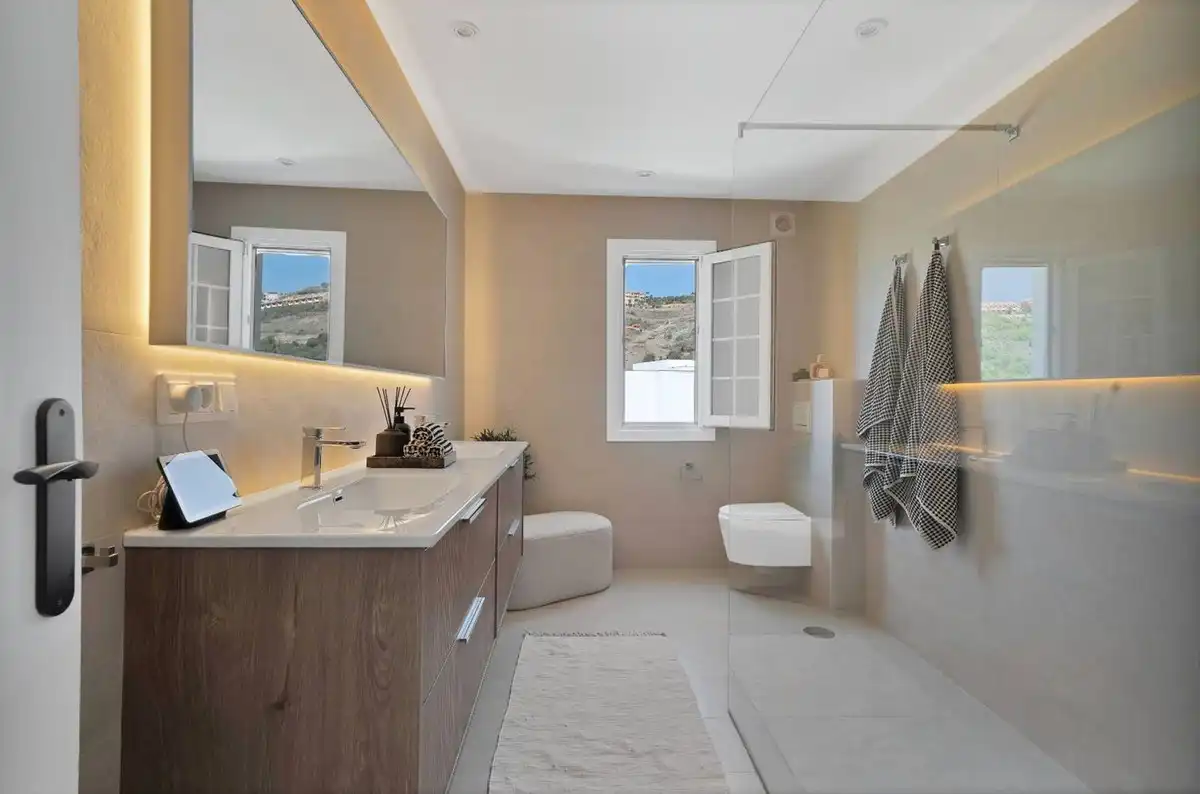 Baño de Casa o chalet de alquiler en Estepona con Aire acondicionado, Jardín privado y Terraza
