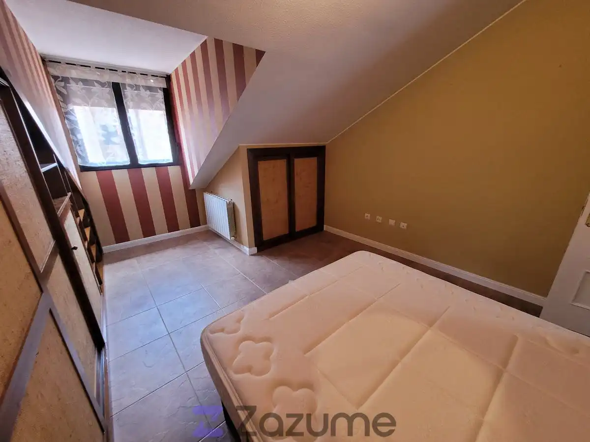 Dormitori de Dúplex de lloguer en Segovia amb Calefacció, Parquet i Moblat