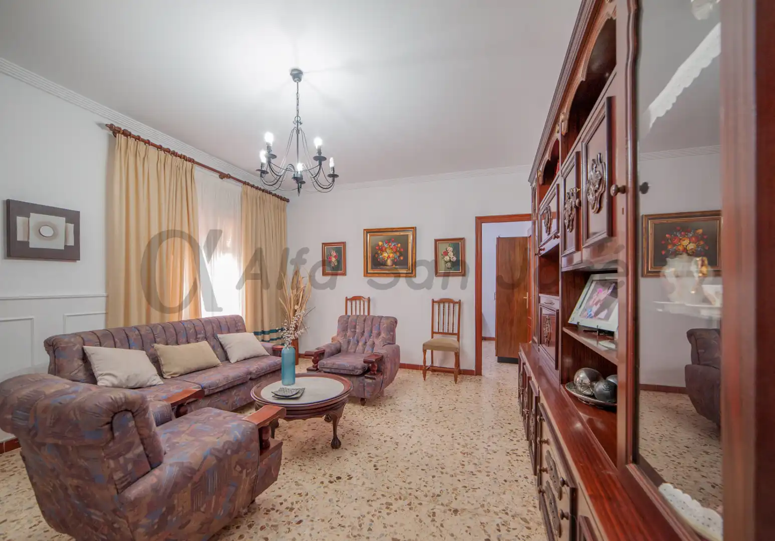 Sala d'estar de Casa adosada en venda en La Rinconada amb TV