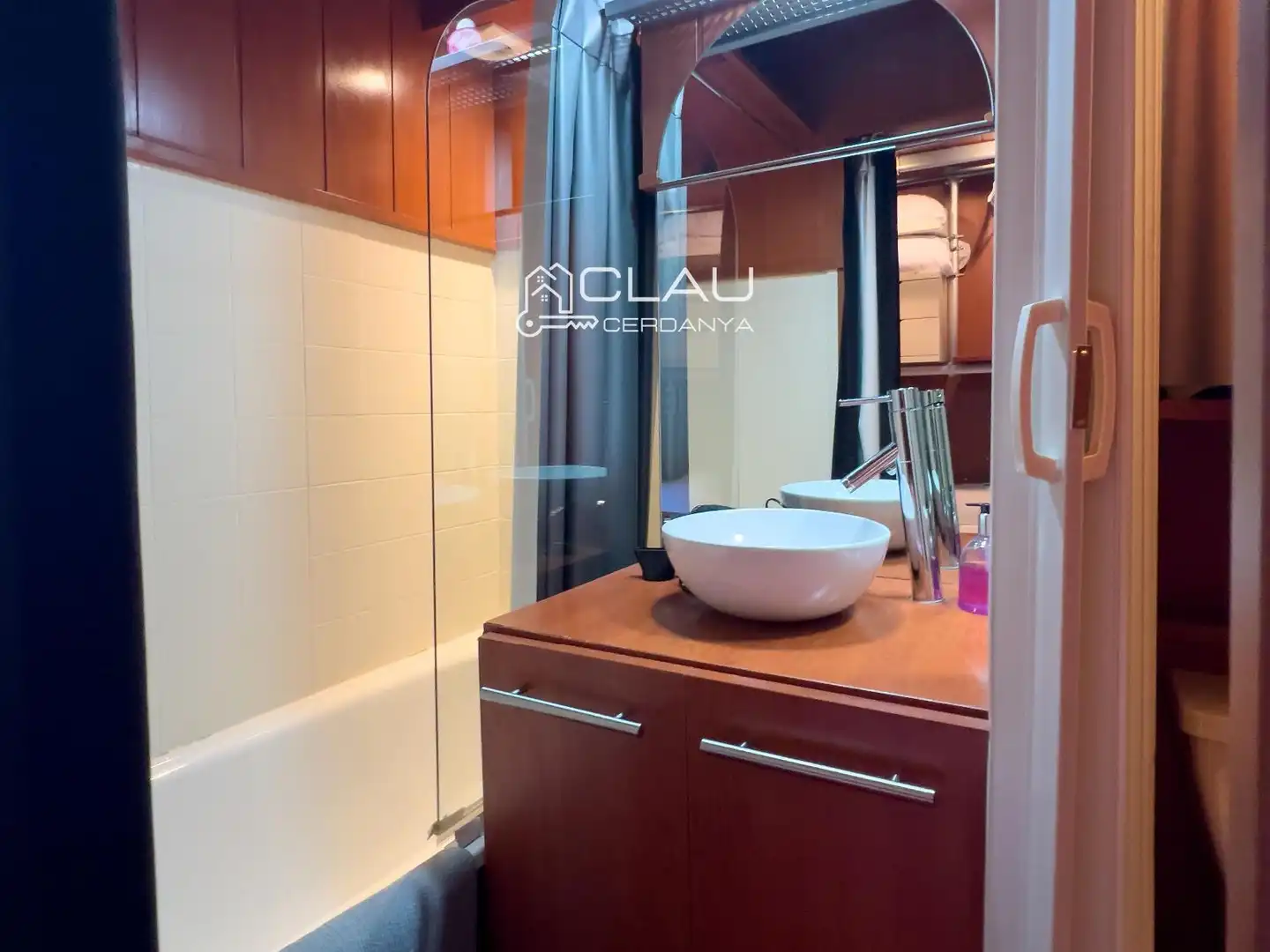 Badezimmer von Wohnung zur Miete in Font-Romeu-Odeillo-Via mit Heizung, Parkett und Terrasse