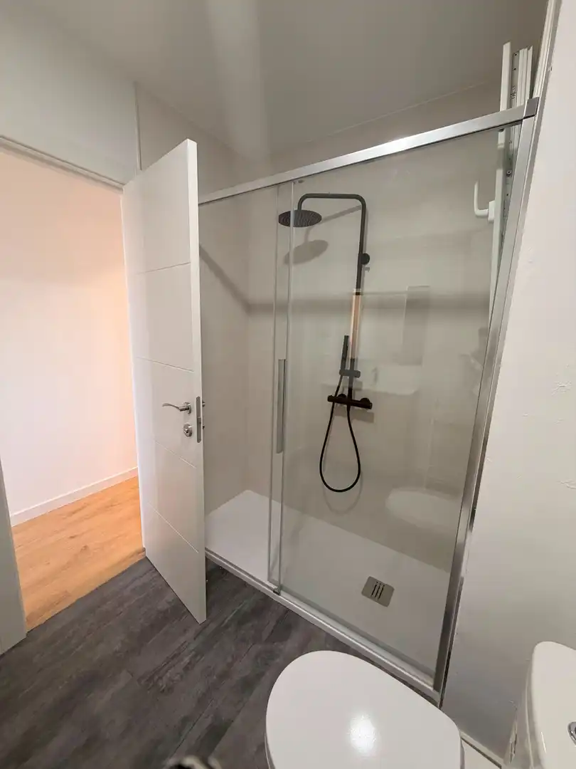Badezimmer von Wohnung zur Miete in A Coruña Capital  mit Möbliert