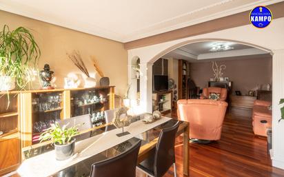 Sala d'estar de Casa adosada en venda en Lezo amb Terrassa