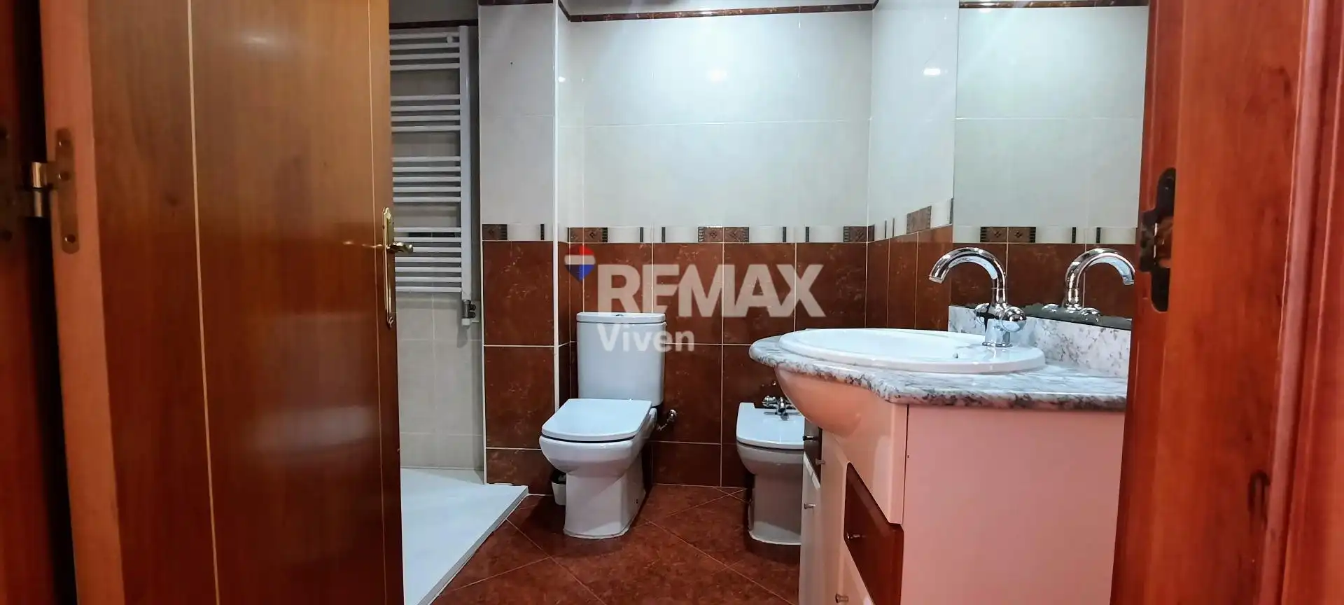 Badezimmer von Einfamilien-Reihenhaus zum Verkauf in Sant Pere de Ribes mit Klimaanlage und Heizung